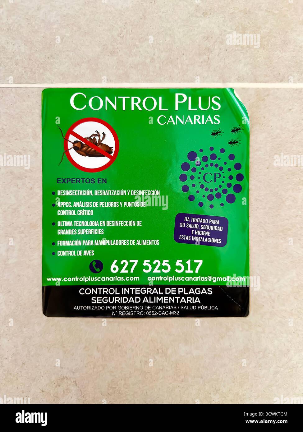 Adesivo di Control Plus Canarias servizi di pubblicità di controllo dei parassiti con i dettagli di contatto e il design colorato delle Canarie di Tenerife Foto Stock