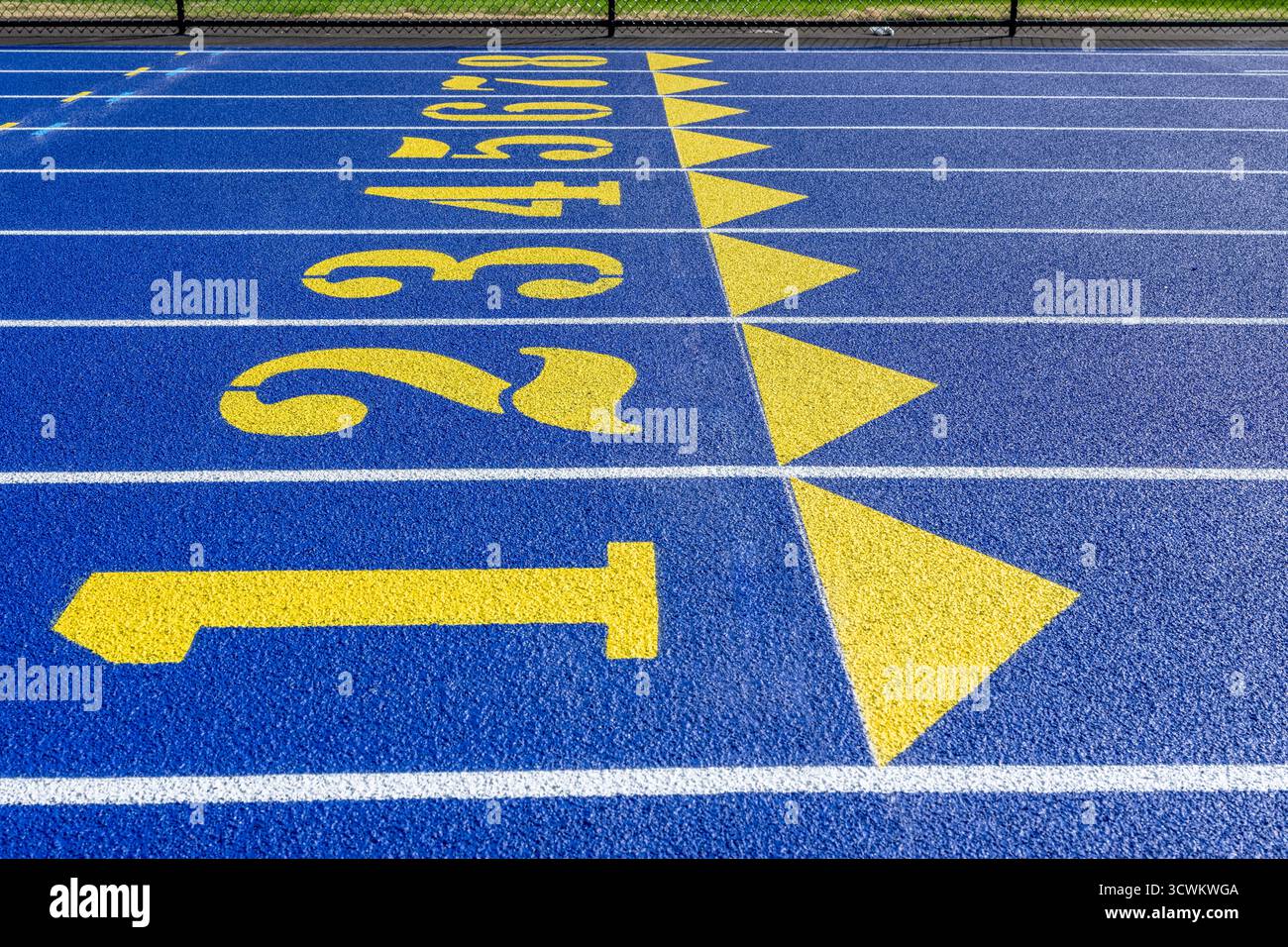 Foto ravvicinata delle piste da corsa blu all'aperto con giallo, oro, numeri uno, due, tre, quattro cinque, sei, sette, otto, 1, 2, 3, 4, 5, 6, 7, 8. Foto Stock
