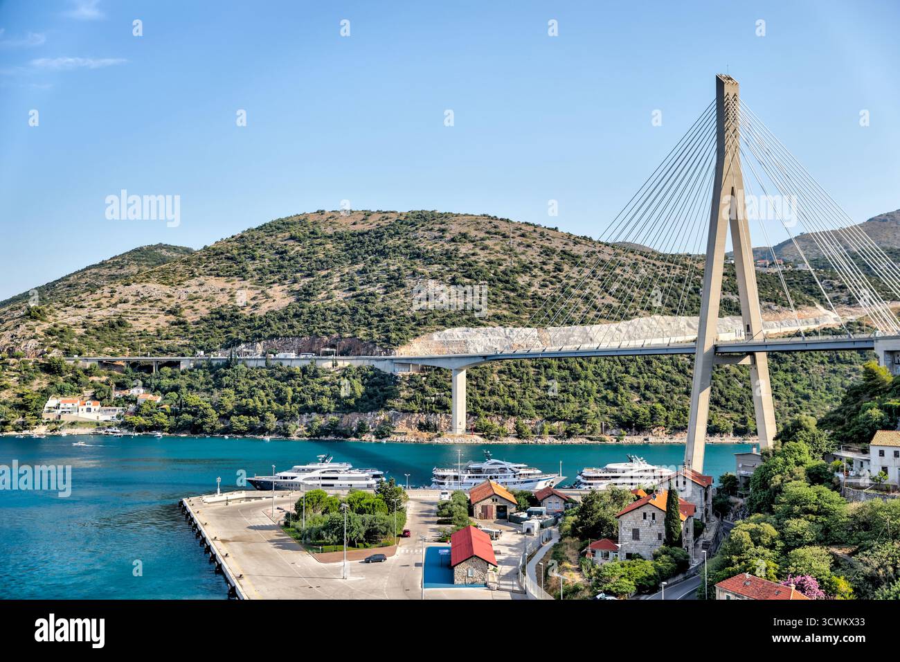 Il ponte Franjo Tuđman attraversa l'insenatura di fiume Dubrovačka vicino Dubrovnik, Croazia, collegando l'autostrada costiera con la città Foto Stock