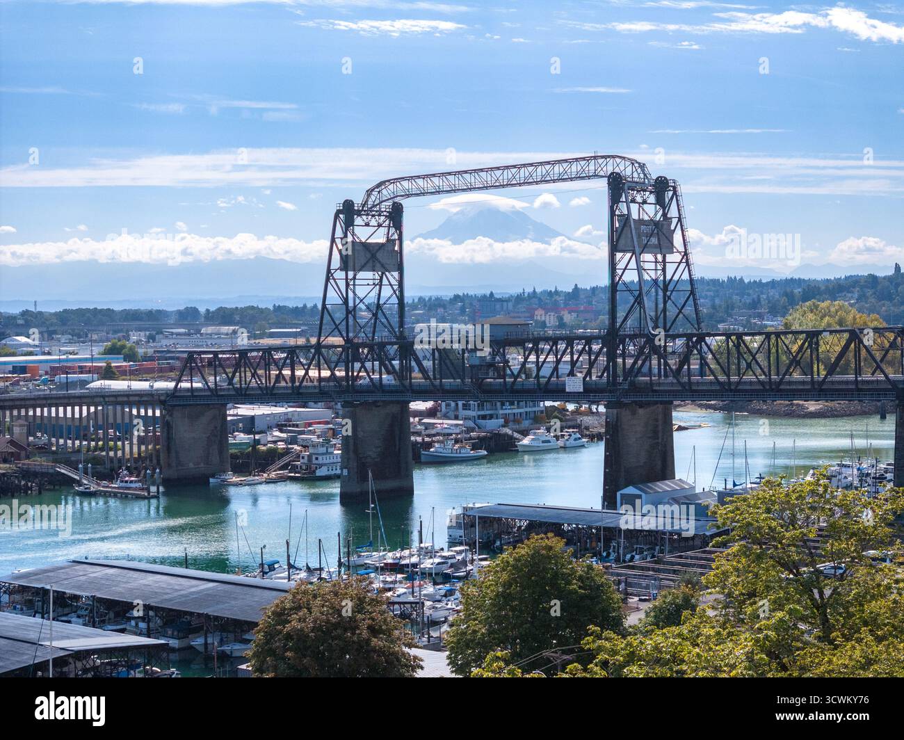Il Murray Morgan Bridge a Tacoma, Washington, con il Monte Rainier incorniciato tra la campata. Foto Stock