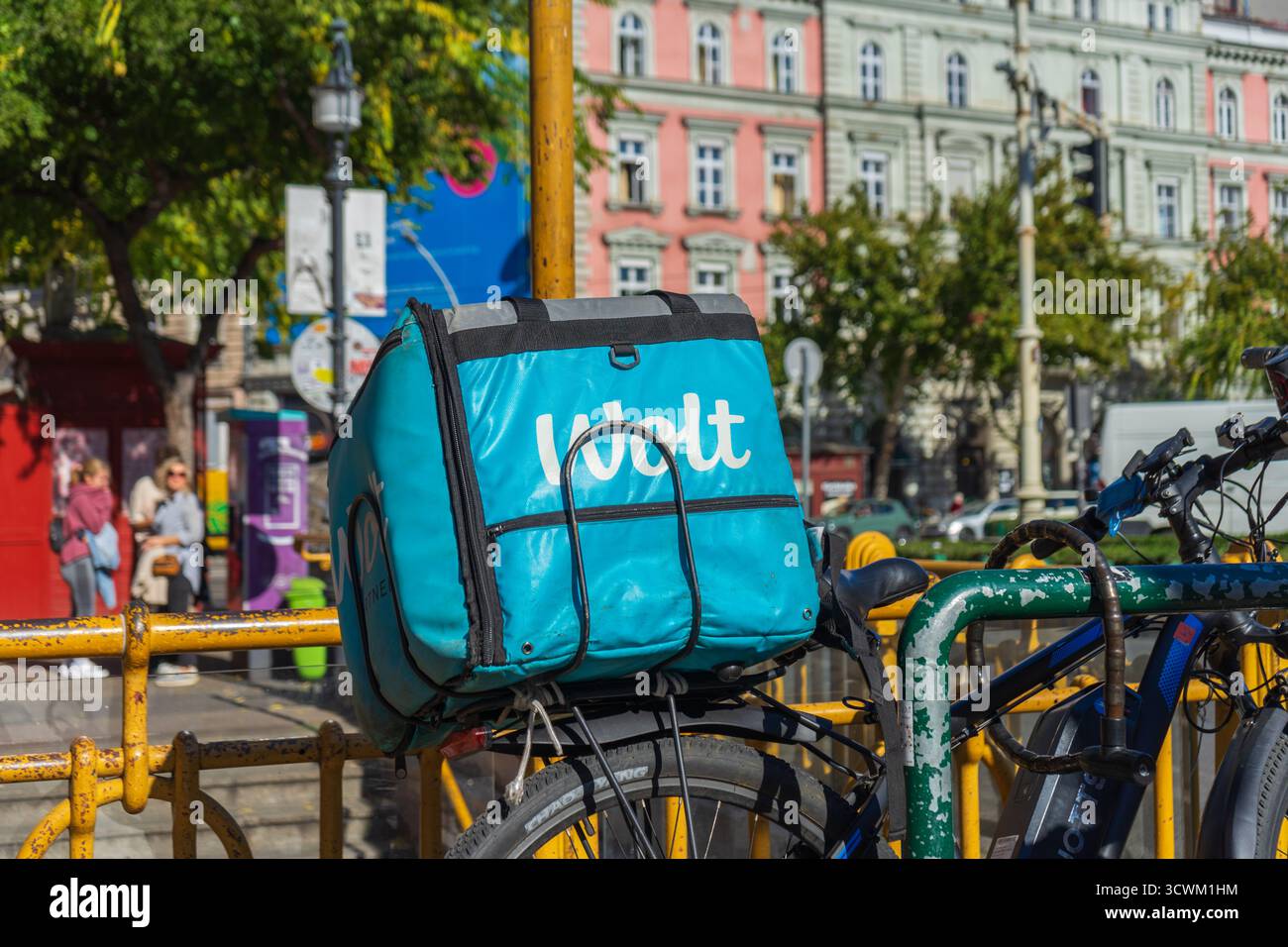 Il corriere Wolt ha parcheggiato nel centro di Budapest, mostrando la crescente economia degli spettacoli e la cultura urbana della consegna di cibo in Ungheria. Foto Stock