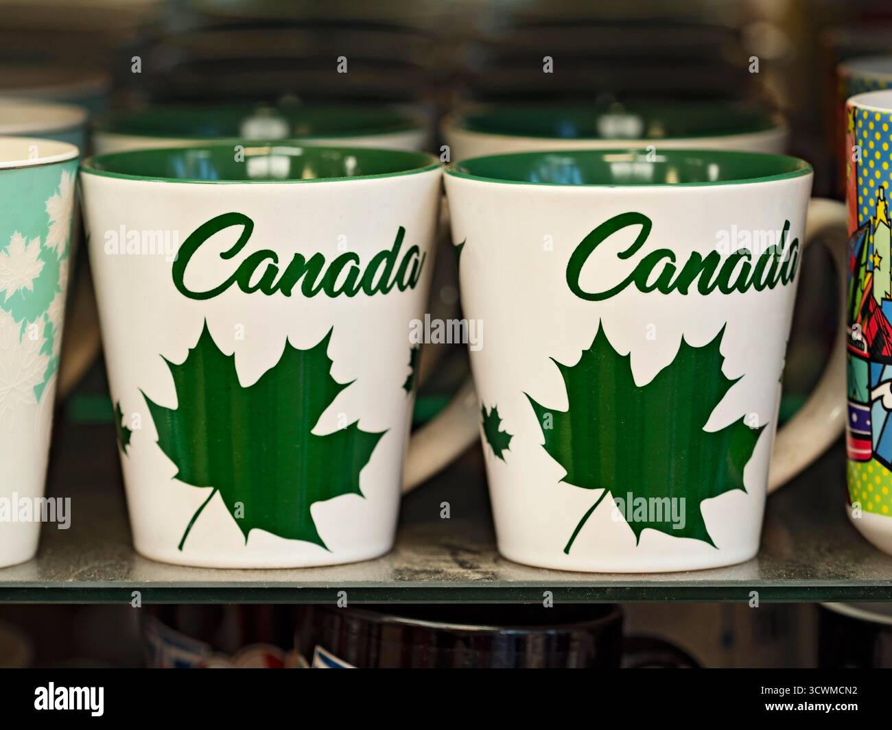 Toronto Canada / Close up of Canadian souvenir Mugs in Chinatown Variety Store, Spadina Avenue. Il quartiere è un crogiolo di culture Foto Stock