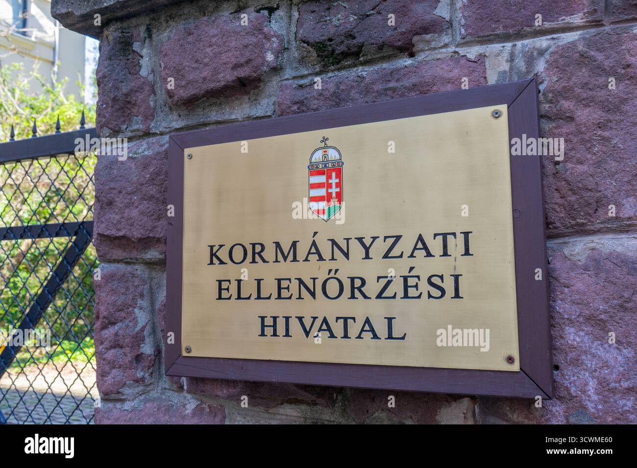 Firma dell’Ufficio di controllo del governo (GCO) di Budapest, l’autorità ungherese responsabile della revisione dei fondi pubblici e delle istituzioni governative. Foto Stock