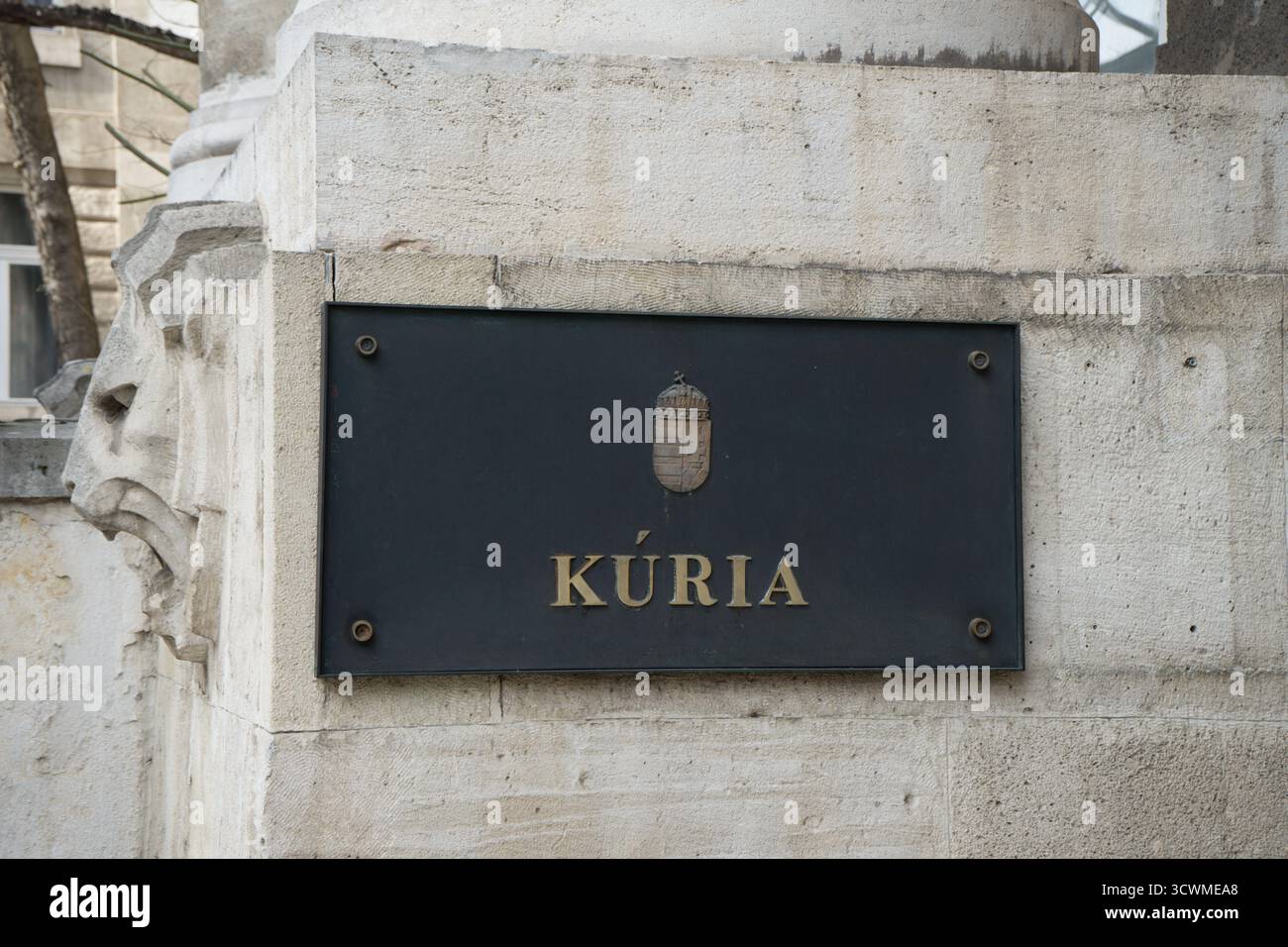Segno della Curia d’Ungheria, la Corte suprema del paese, responsabile di garantire una prassi giudiziaria uniforme e di sostenere lo Stato di diritto. Foto Stock
