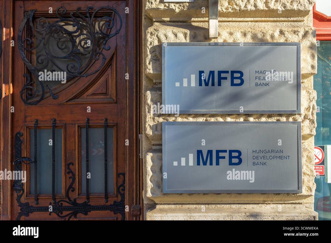 Segno della Banca ungherese di sviluppo (MFB) di Budapest, un istituto finanziario statale che finanzia progetti nazionali e imprese collegate a NER. Foto Stock