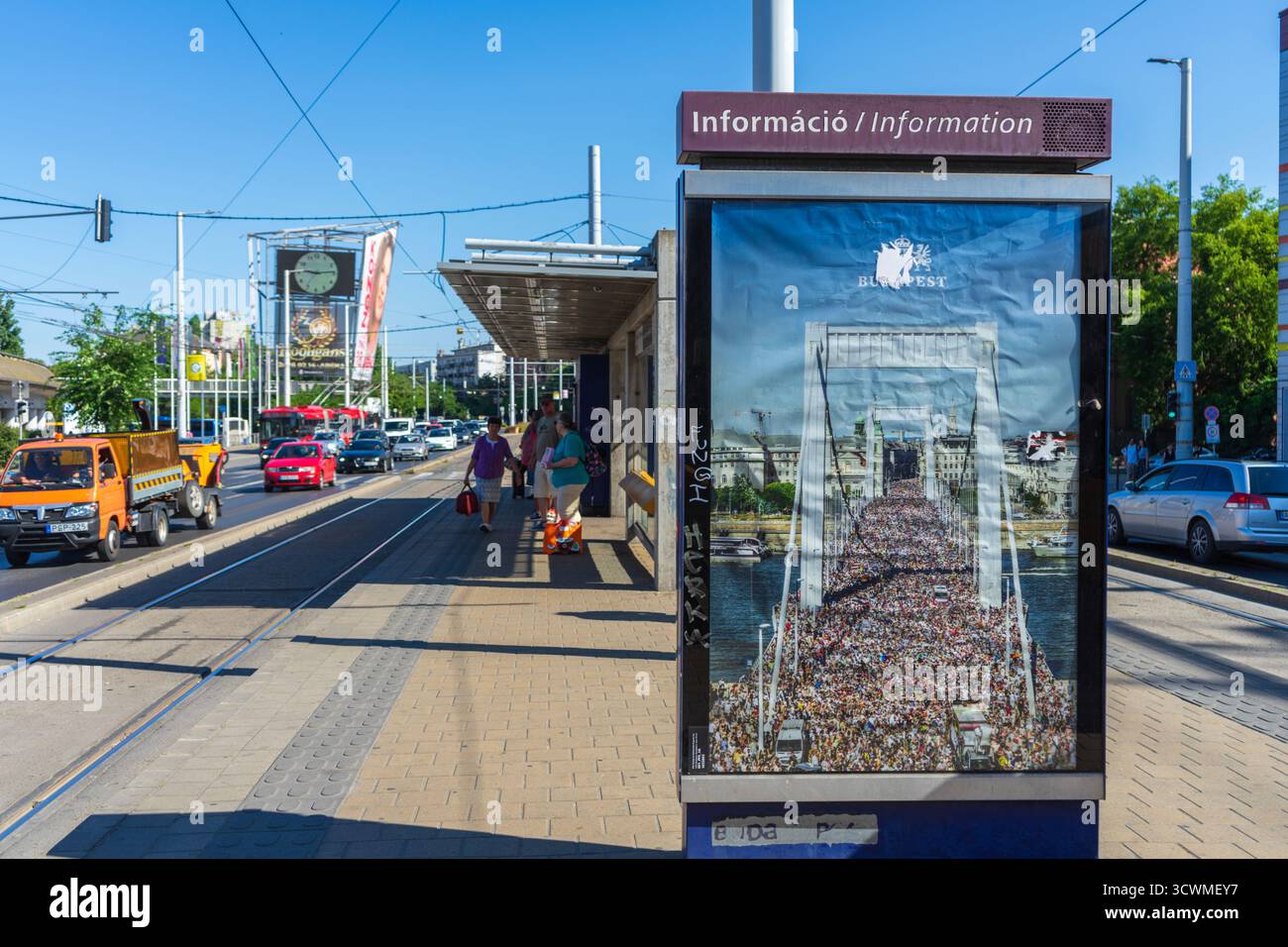 Poster della città di Budapest che mostra la folla della Pride march 2025 che attraversa il Ponte Elisabetta, parte della campagna per l'uguaglianza del comune. Foto Stock