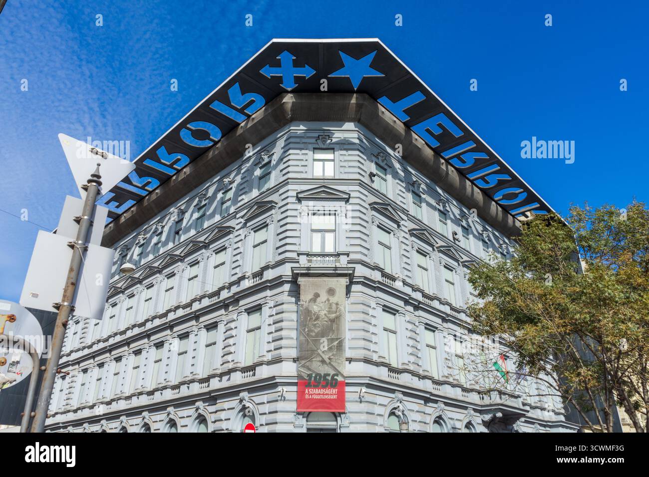 Il terrore Háza Múzeum (Casa del terrore) a Budapest – un monumento e un museo ai regimi fascisti e comunisti ungheresi del XX secolo. Foto Stock