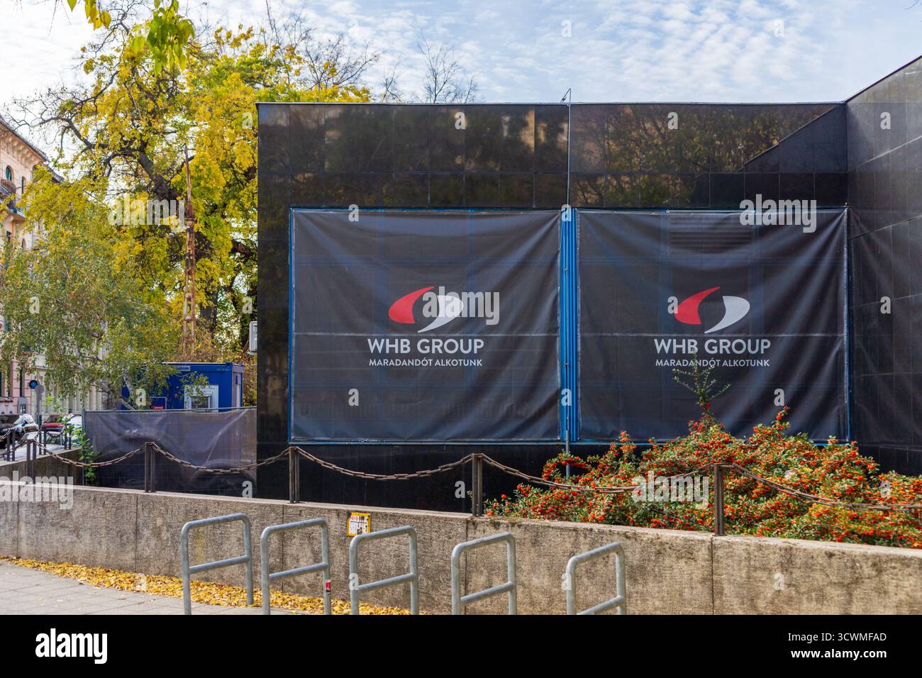 Segnaletica aziendale del gruppo WHB (West Hungária Bau) a Budapest — una delle principali imprese di costruzione ungheresi impegnata in progetti su scala nazionale. Foto Stock