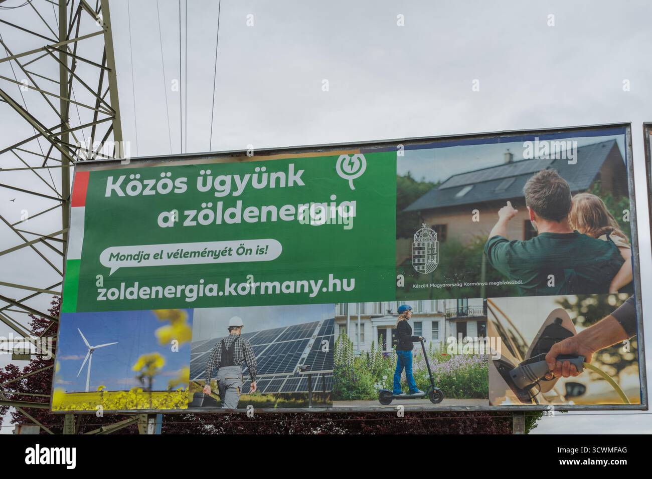Cartellone pubblicitario del governo ungherese che promuove la "consultazione nazionale dell'energia verde" invitando i cittadini a condividere le loro opinioni sulla transizione Foto Stock