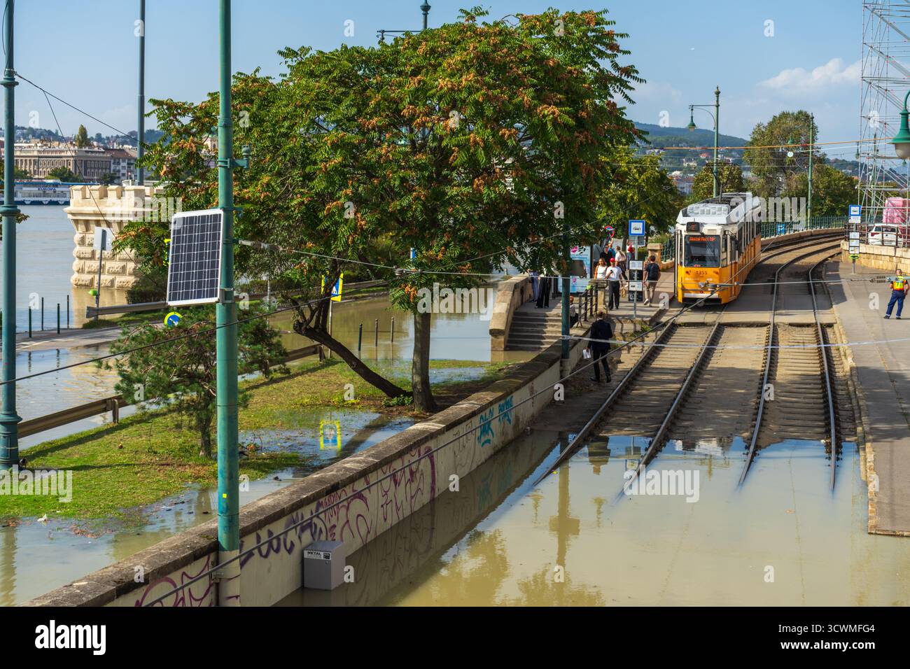 Le acque alluvionali del Danubio raggiungono i binari dei tram sul terrapieno di Pest a Budapest, evidenziando la vulnerabilità della città alle acque in aumento. Foto Stock