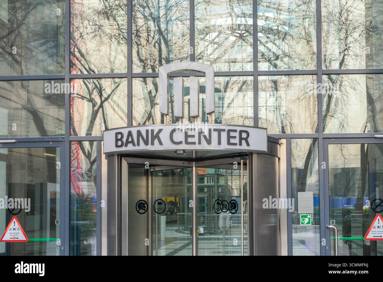La moderna facciata in vetro e granito del complesso di uffici Bank Center di Budapest si trova a Szabadság tér 7, nel cuore del quartiere degli affari dell'Ungheria. Foto Stock