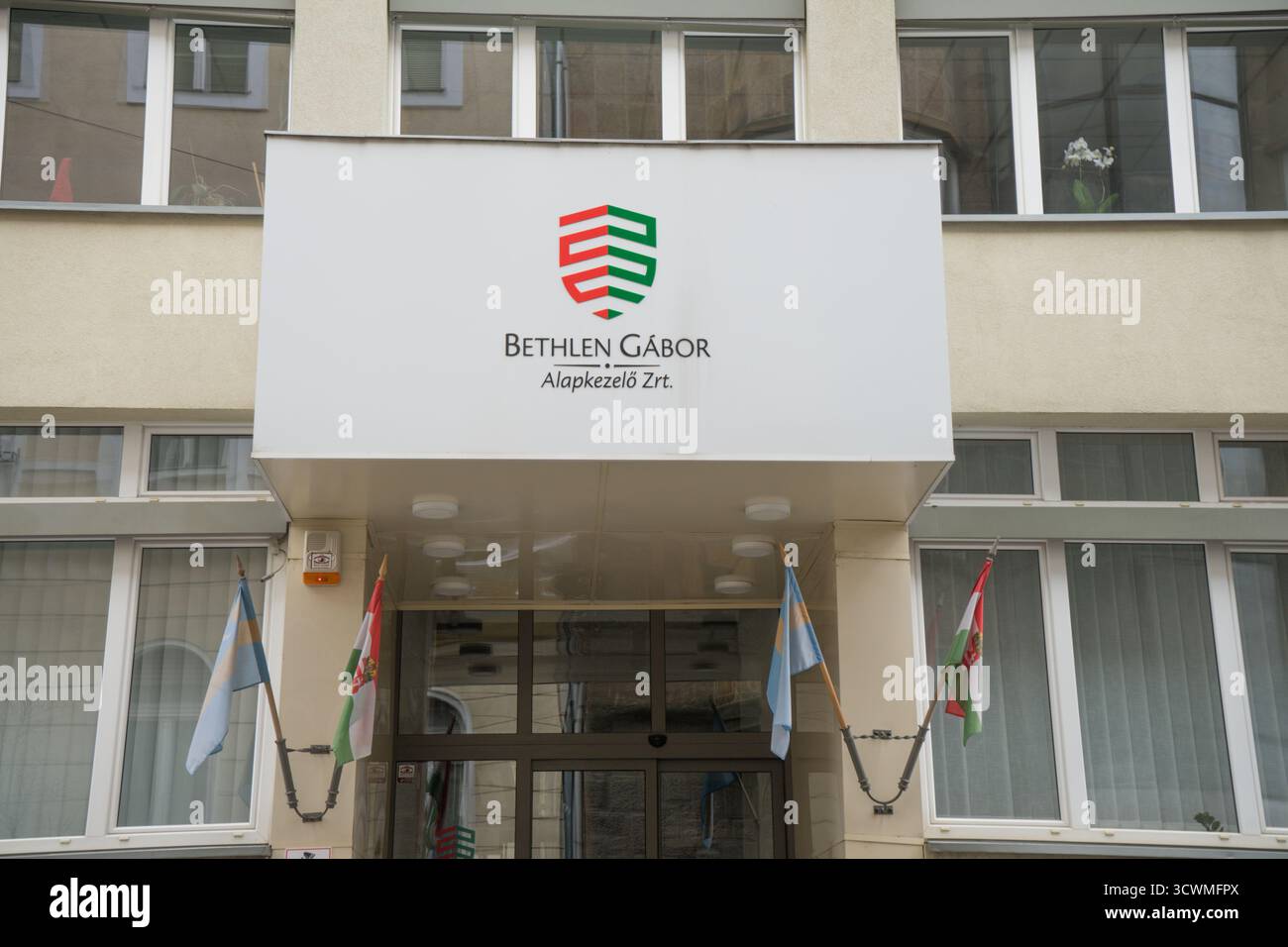 Cartello di ingresso di Bethlen Gábor Alapkezelő Zrt. A Budapest, un gestore di fondazione statale per il sostegno della comunità ungherese. Foto Stock