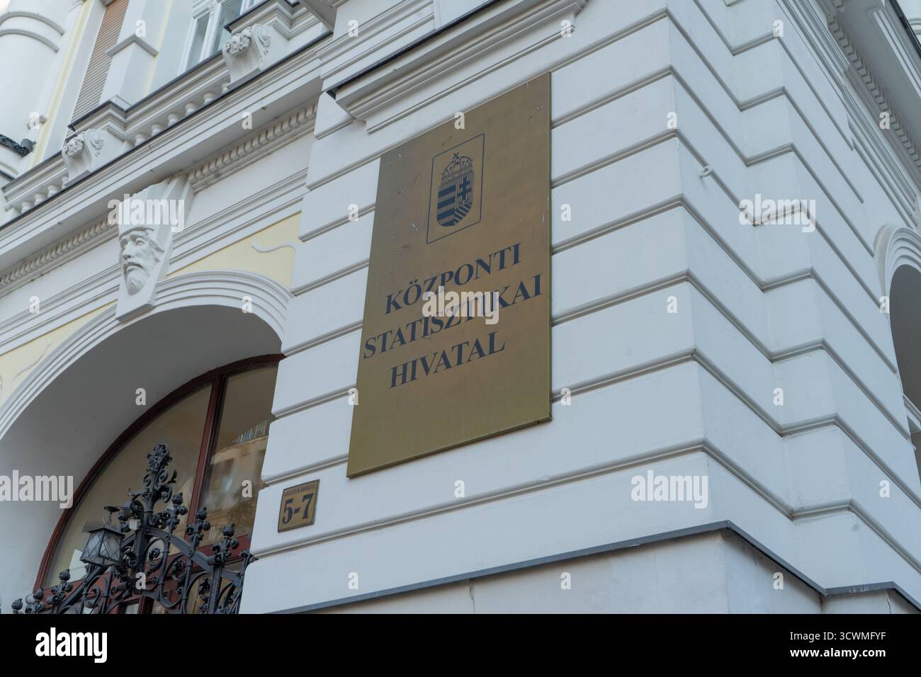 Ingresso dell’Istituto centrale di statistica ungherese (KSH) a Budapest — principale agenzia nazionale per le statistiche ufficiali. Foto Stock