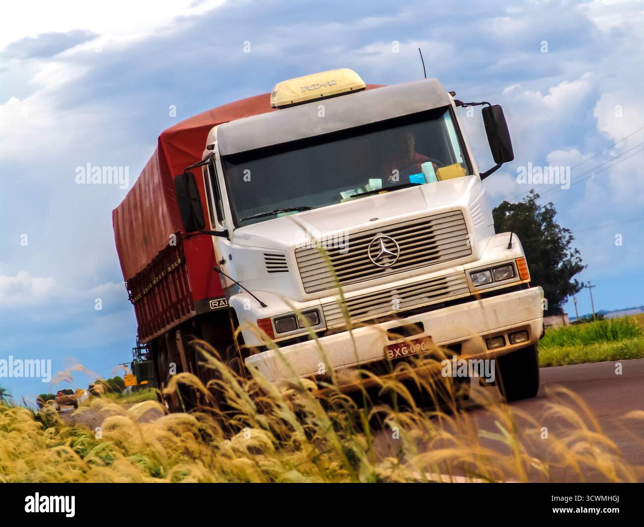 Navirai, Mato grosso do sul, Brasile, 18 marzo 2006. Camion Mercedes-Benz su strada. Illustra i trasporti, la logistica e le infrastrutture in Brasile Foto Stock