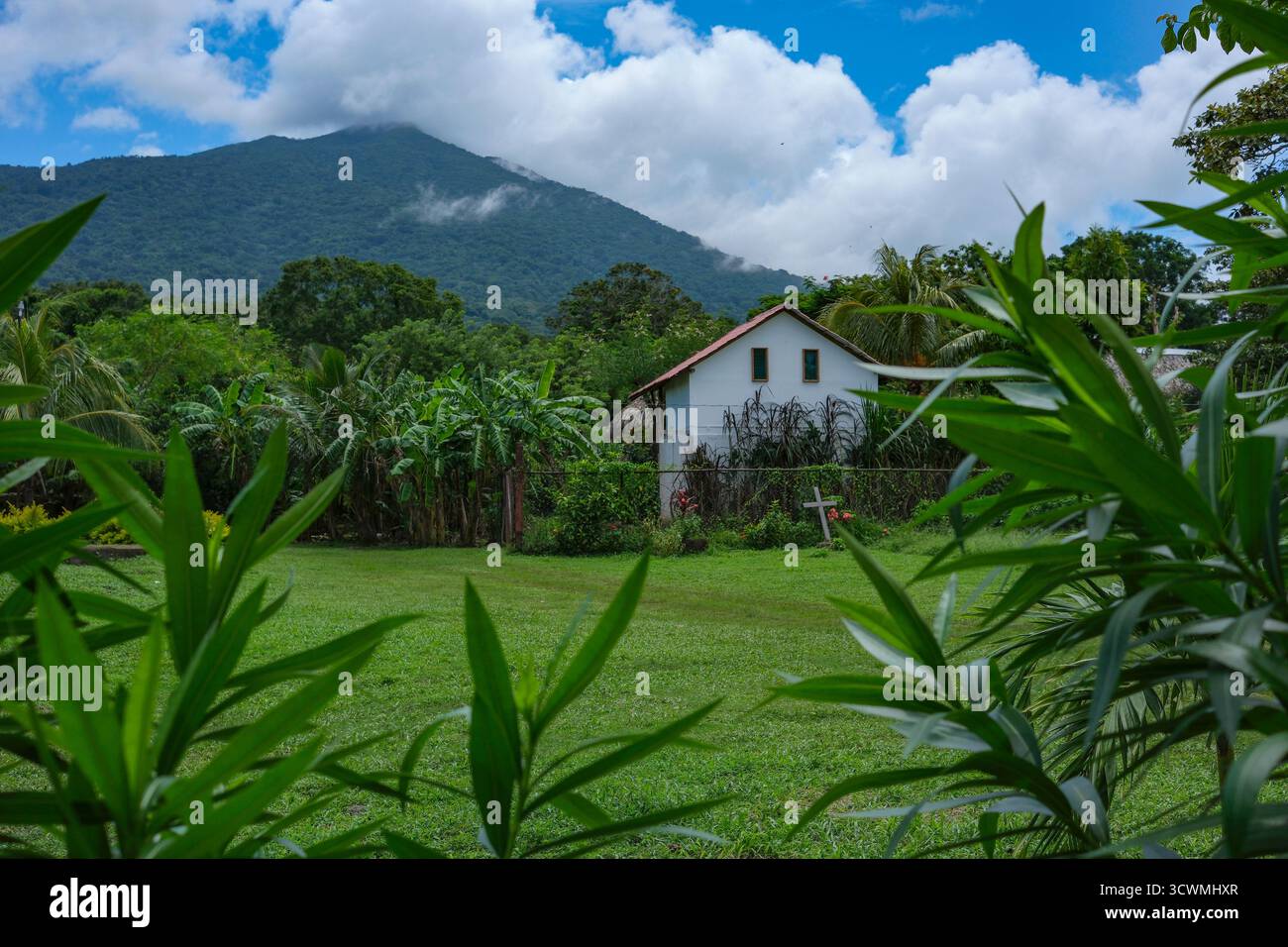 Balgue, Nicaragua - 10 ottobre 2025: Vista del vulcano Maderas da Balgue sull'isola di Ometepe, Nicaragua. Foto Stock