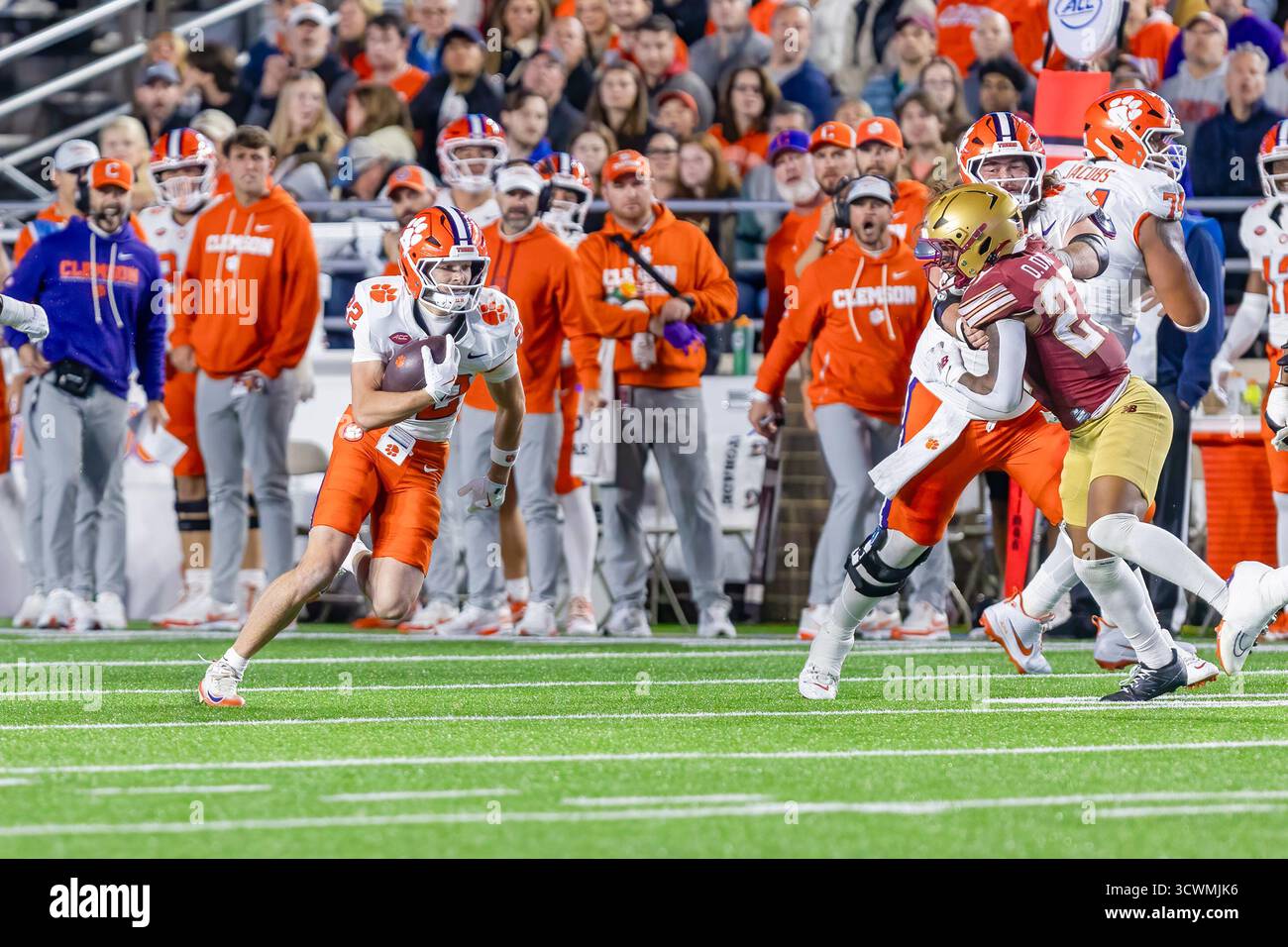 Chestnutt Hill, ma, Stati Uniti. 11 ottobre 2025. Il wide receiver di Clemson COLE TURNER (22) raccoglie le yard su uno schermo durante una partita di football della NCAA contro il Boston College all'Alumni Stadium di Chestnut Hill, Massachusetts. (Credit Image: © James Thomas/ZUMA Press Wire) SOLO PER USO EDITORIALE! Non per USO commerciale! Foto Stock
