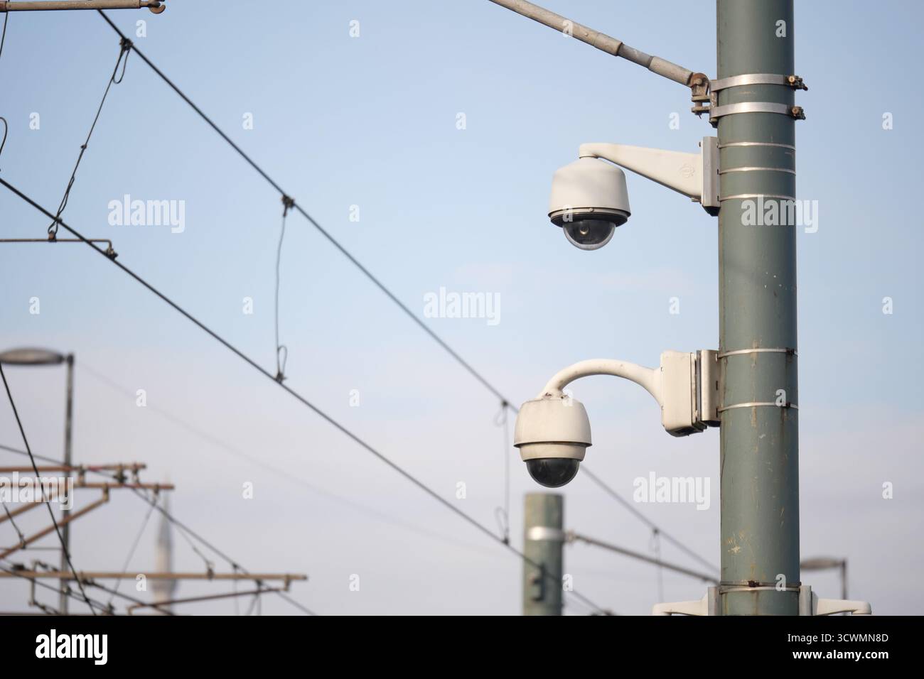 Telecamere di sicurezza che monitorano l'ambiente di una stazione ferroviaria Foto Stock