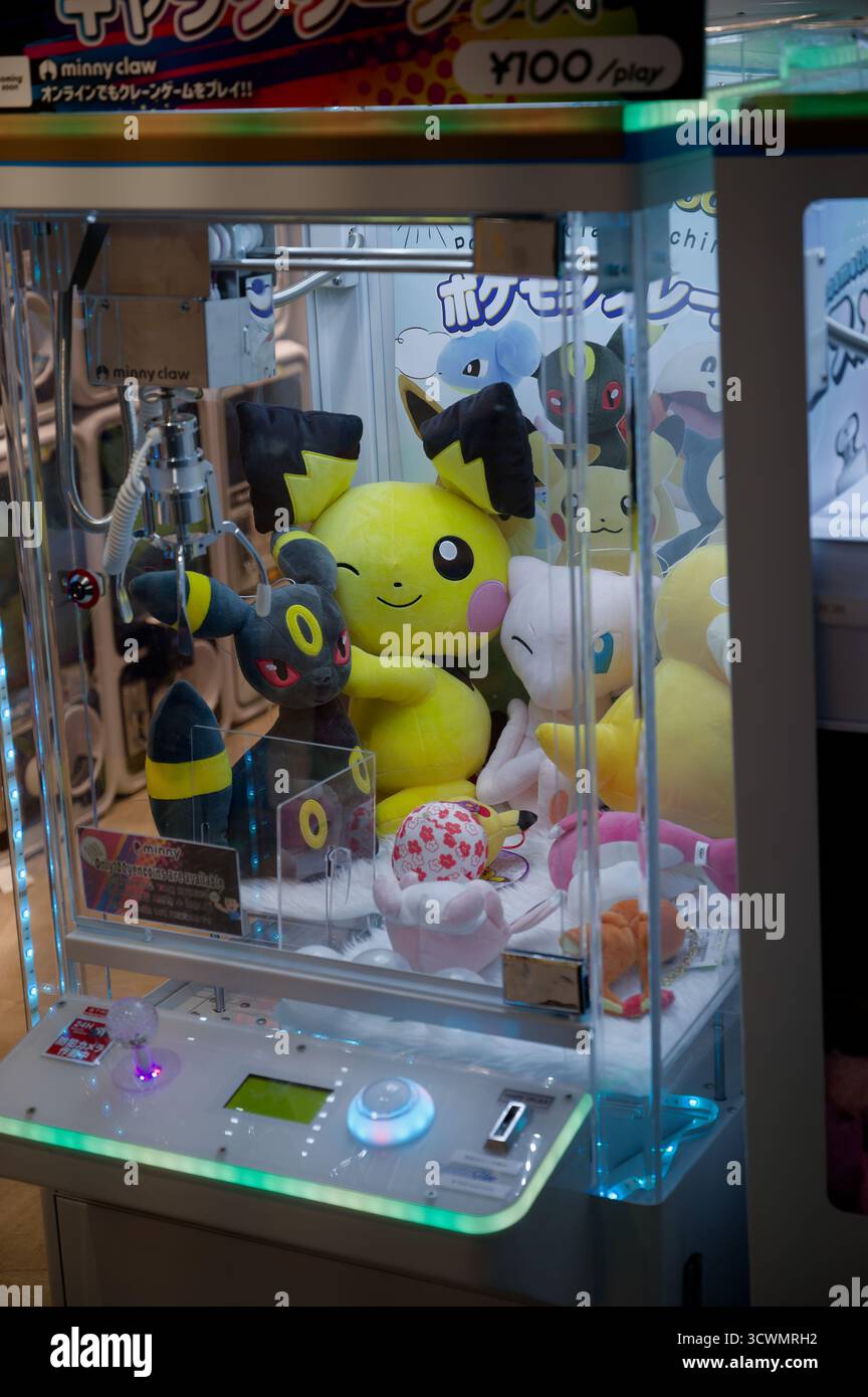 Una macchina di artigli piena di peluche Pokémon Foto Stock