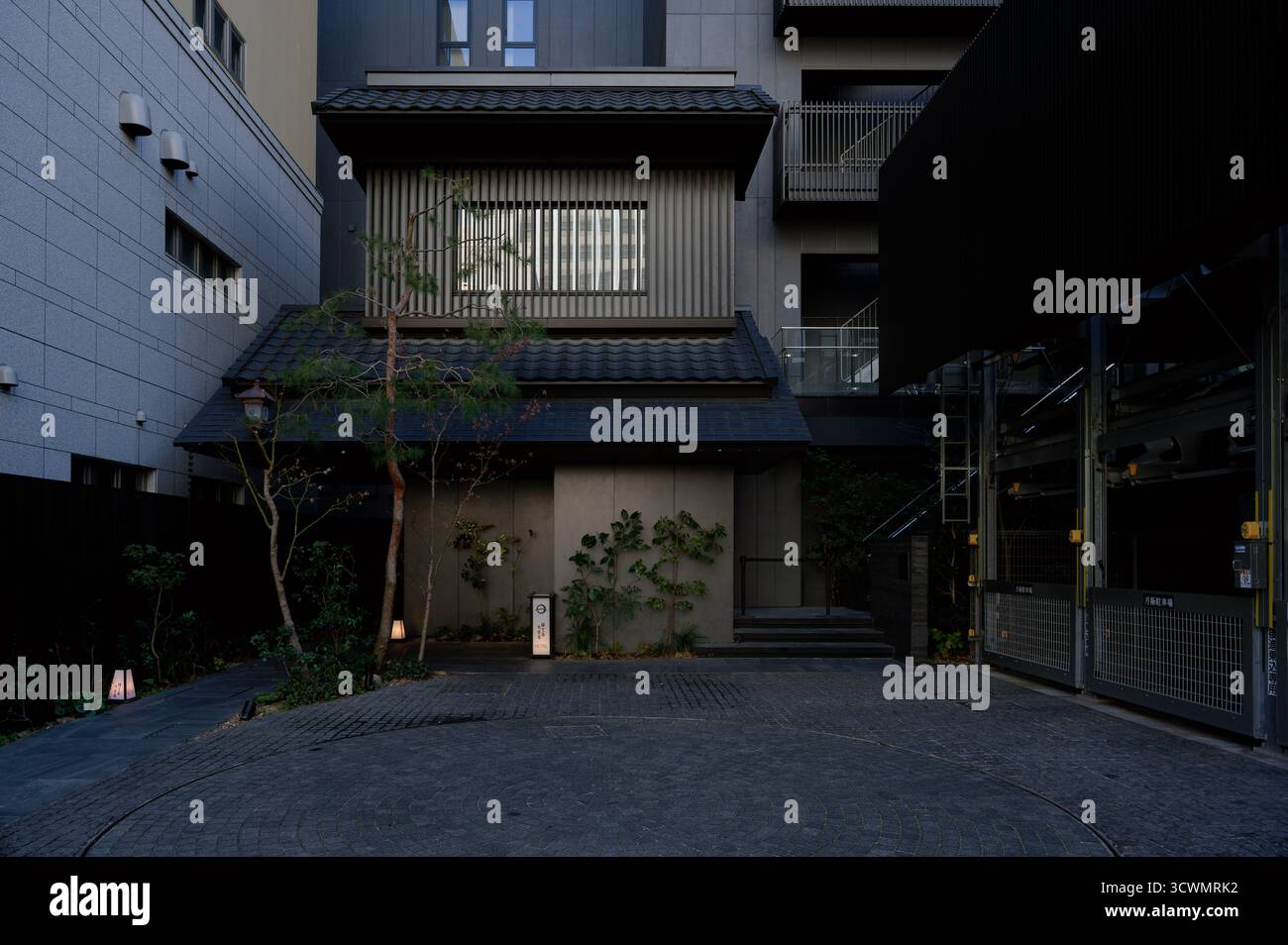 Ingresso ad un hotel nel Chuo Ward di Osaka, che mescola la tradizionale architettura giapponese con un moderno ambiente urbano Foto Stock