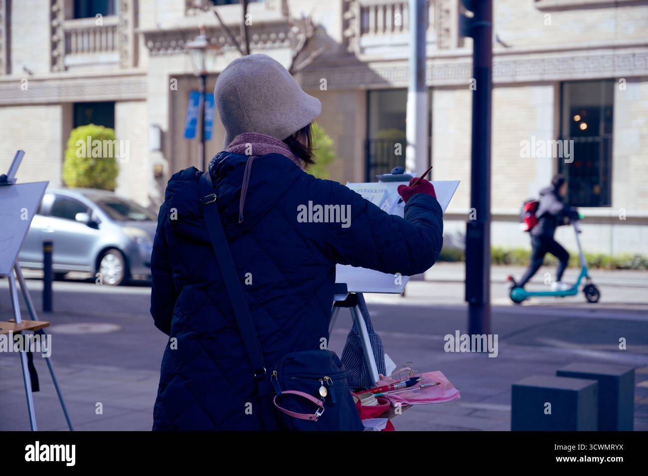 Una donna dipinge all'aperto in una soleggiata giornata invernale nel Chuo Ward di Osaka Foto Stock