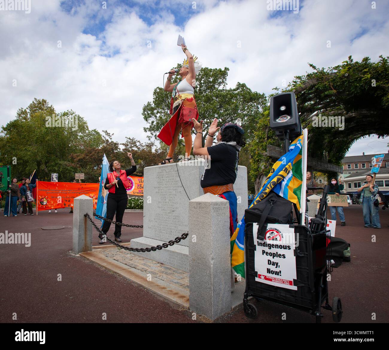 Boston, Massachusetts, Stati Uniti. 11 ottobre 2025. Marzo per la giornata dei popoli indigeni. Chali'Naru Dones, confederazione unita del popolo Taino, parla ai quasi 100 nativi americani e ai sostenitori della richiesta da parte dei nativi americani di cambiare la festa nazionale del Columbus Day il secondo lunedì di ottobre alla giornata dei popoli indigeni. Dones è in piedi sul piedistallo dove si trovava una statua di Christoper Colombo fino a quando non fu rimossa dalla città di Boston nel 2020. Foto Stock