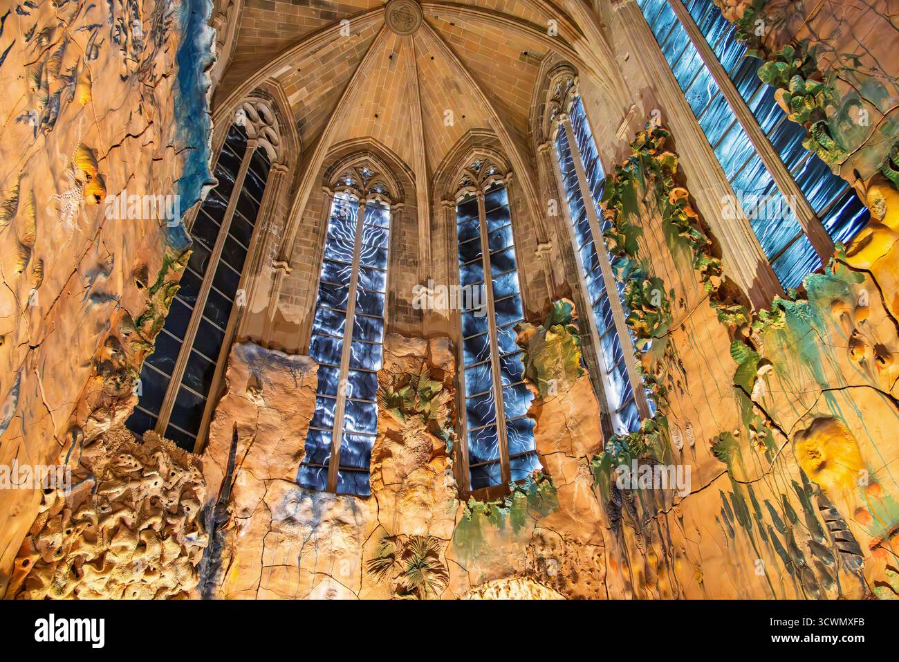 Splendidi interni nella cattedrale di palma con finestre dipinte di scuro e pareti illuminate Foto Stock