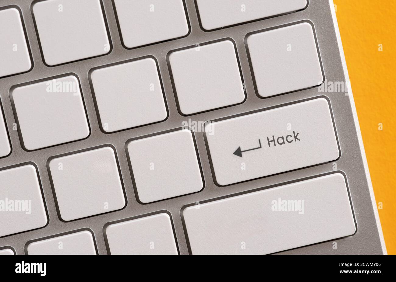 Primo piano di una tastiera con una chiave etichettata hack, che simboleggia le minacce alla sicurezza informatica e le vulnerabilità online Foto Stock