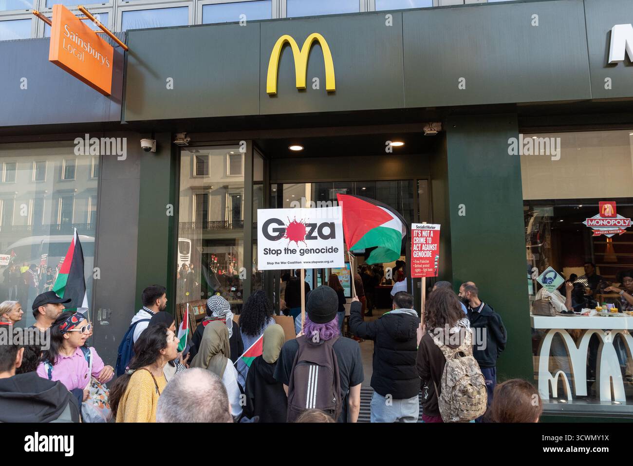 Dimostrazione nazionale per la protesta palestinese, Westminster, Londra, Regno Unito. Manifestanti fuori da un ristorante McDonalds per il suo percepito sostegno a Israele Foto Stock
