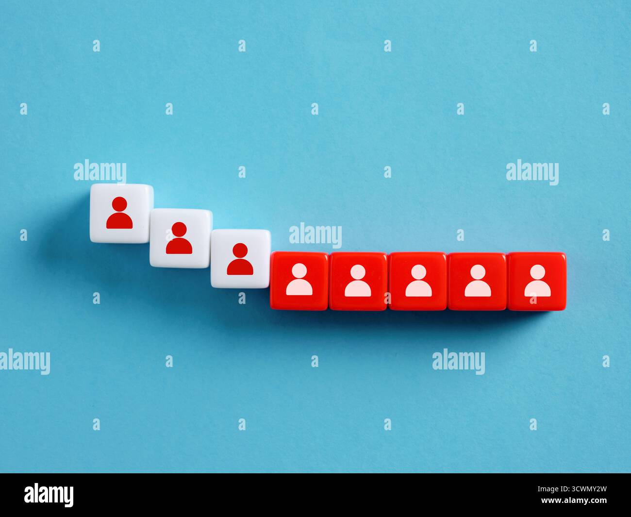 Aggiunta di nuovi membri alla forza lavoro. Lavoro di squadra e team building aziendale. Foto Stock