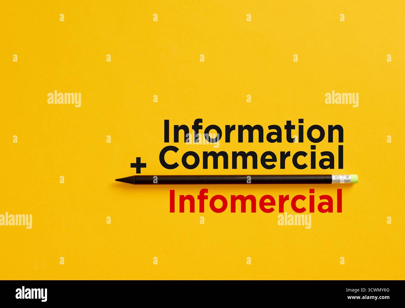 Matita che separa le parole informazione e commerciale con il risultato infomerale su sfondo giallo Foto Stock