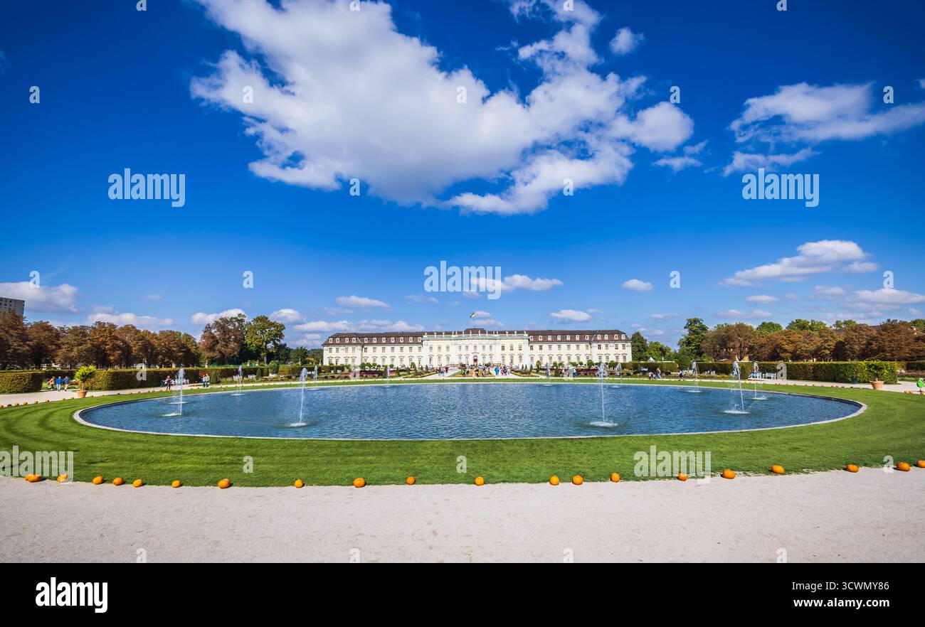 Castello barocco di Ludwigsburg con giardino pubblico e parco, Germania Foto Stock
