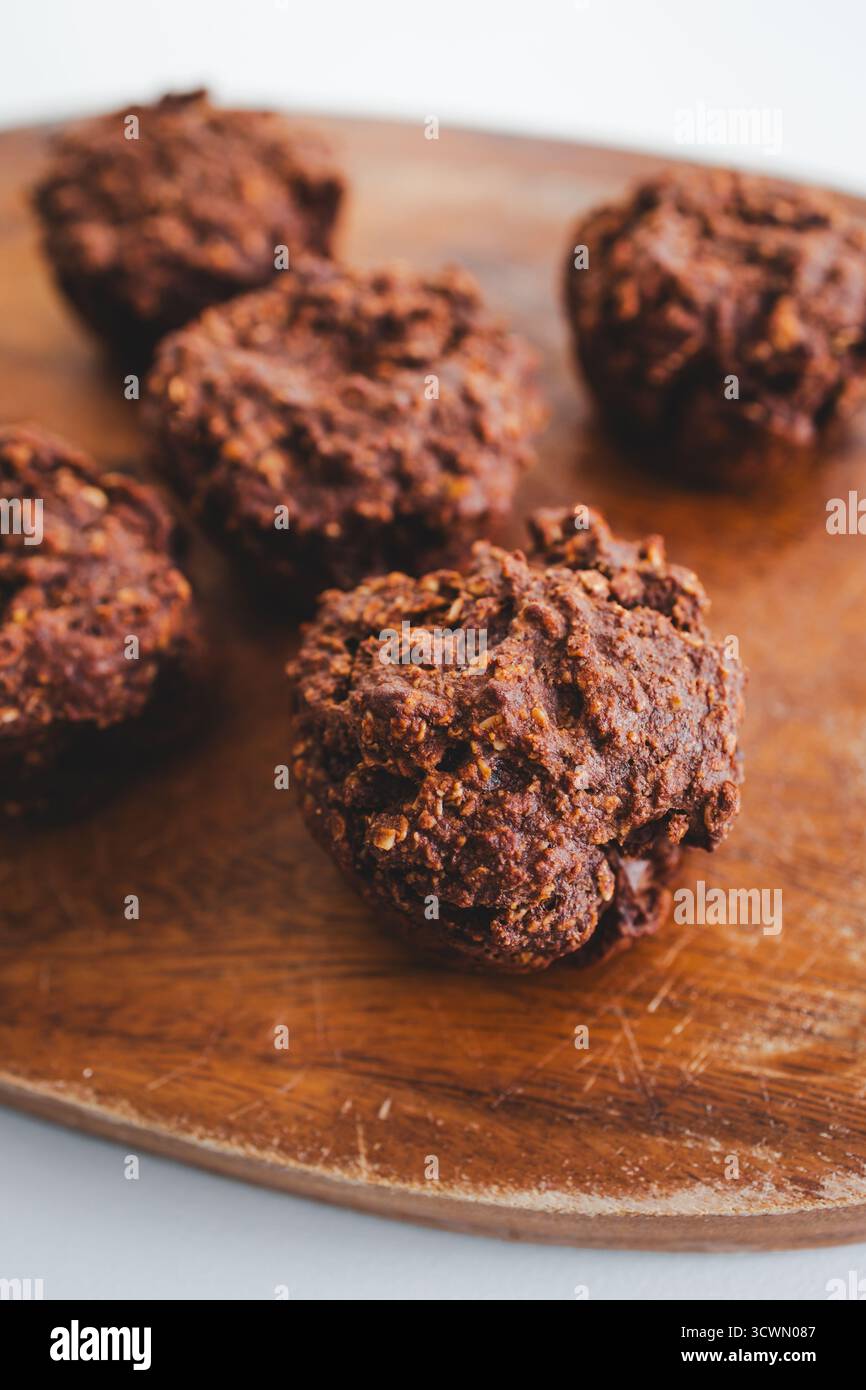 tazze d'avena sane al cacao nel vassoio dei muffin, snack o colazione adatti ai bambini Foto Stock tazze d'avena sane al cacao nel vassoio dei muffin, snack o colazione adatti ai bambini Foto Stock