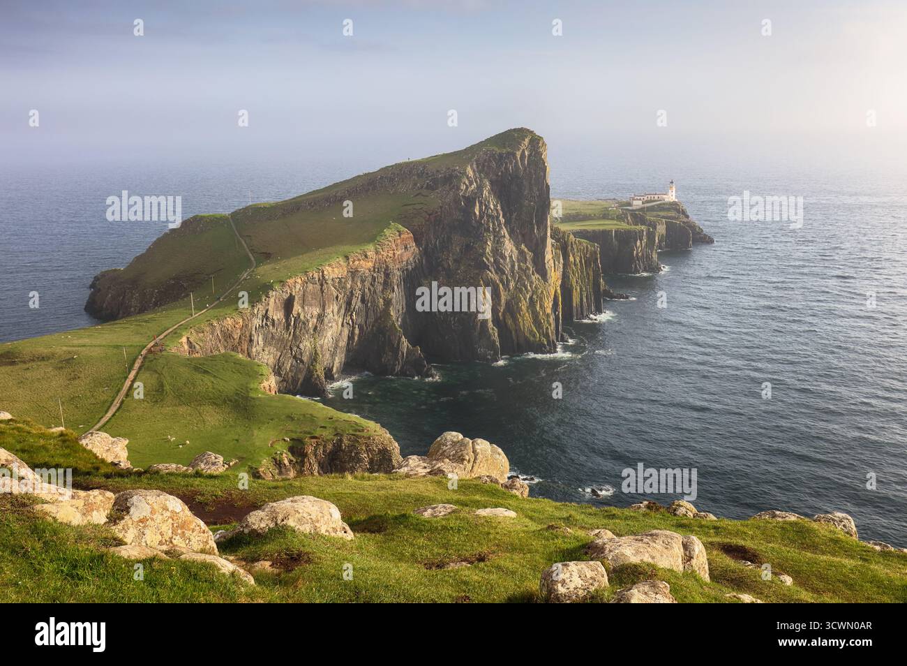 Faro Isola di Skye a Neist Point con bella luce dorata, bellissimo paesaggio con mare - Scozia Foto Stock