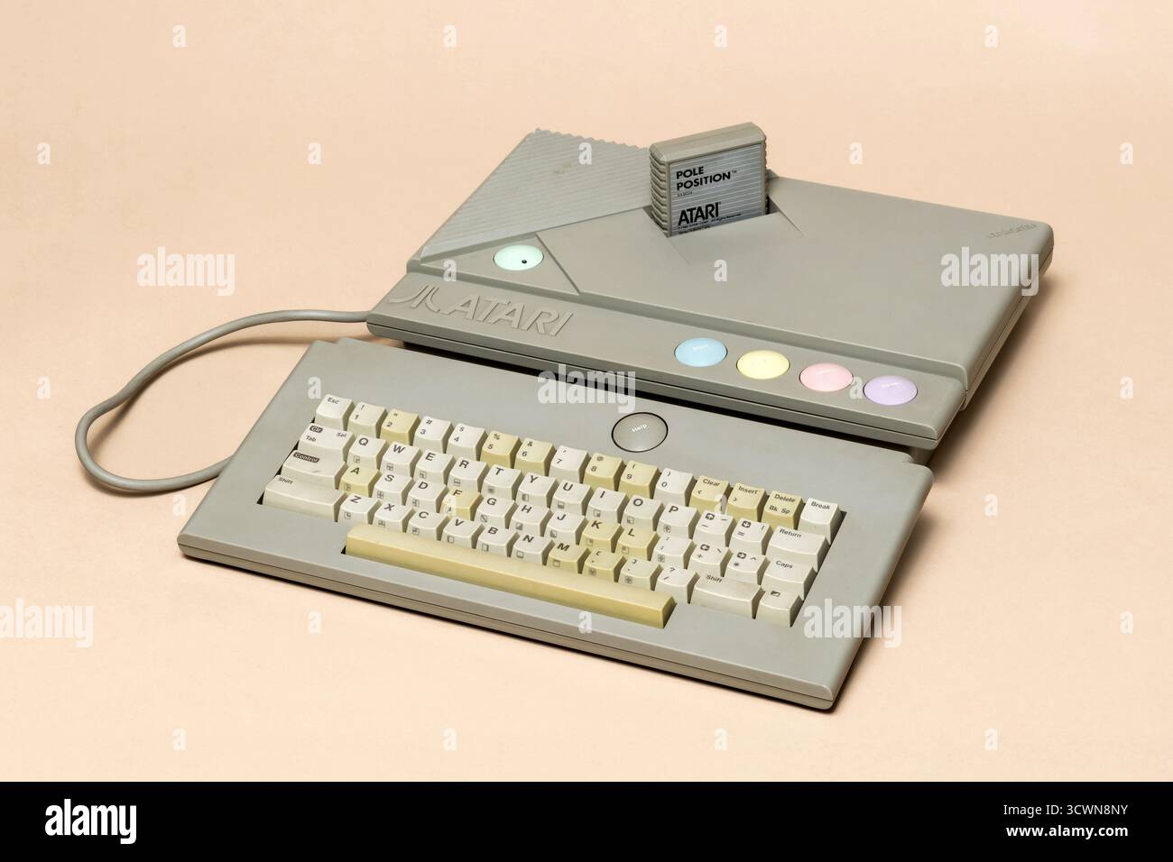 Pavia, Lombardia, Italia - 23 novembre 2024: Atari XEGS (Atari XE video Game System), una console del 1987 al Ctrl+Alt Museum. Potrebbe essere usato con Foto Stock