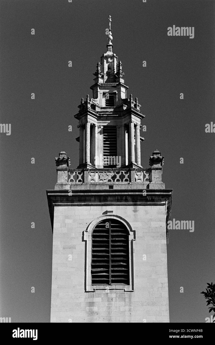 La torre della chiesa di St James Garlickhythe nella City di Londra, Regno Unito Foto Stock