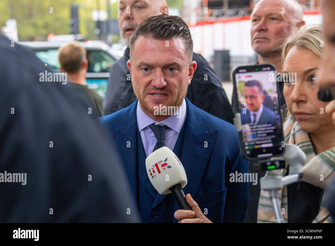 Londra, Regno Unito. 13 ottobre 2025. Stephen Yaxley-Lennon, noto anche come Tommy Robinson, arriva alla Westminster Magistrates Court. Tommy Robinson è stato anche accusato sotto il suo vero nome di Stephen Yaxley-Lennon di essersi rifiutato di fornire il PIN del suo telefono agli agenti che lo avevano fermato e interrogato al confine di Folkestone a luglio. Il presunto reato ai sensi della legge sul terrorismo non è un'accusa di aver pianificato un attacco e riguarda esclusivamente i poteri di polizia per esaminare i telefoni nei porti nell'ambito delle indagini. Crediti: Mark Thomas/Alamy Live News Foto Stock