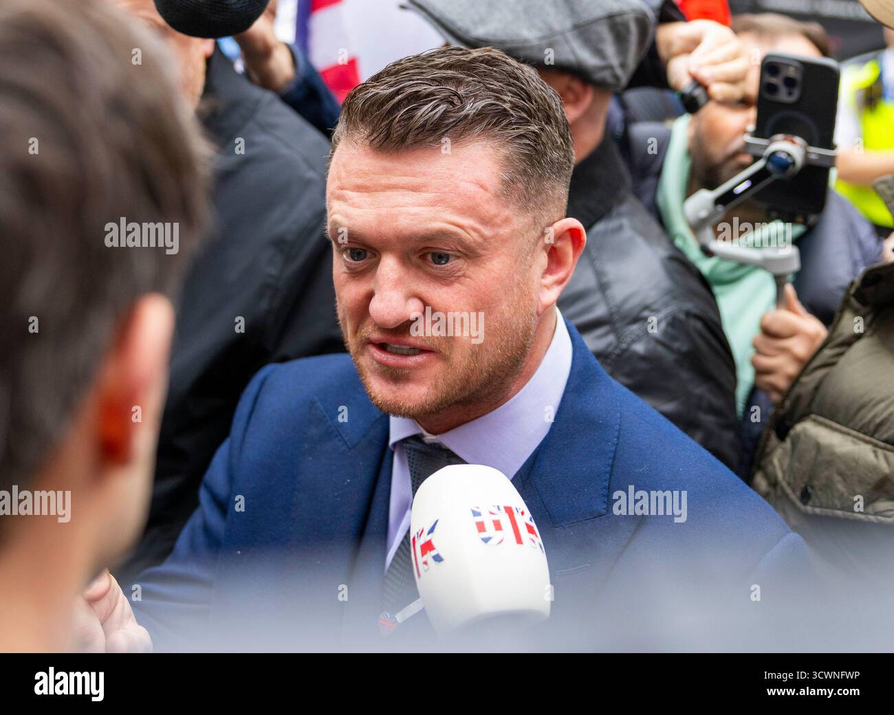 Londra, Regno Unito. 13 ottobre 2025. Stephen Yaxley-Lennon, noto anche come Tommy Robinson, arriva alla Westminster Magistrates Court. Tommy Robinson è stato anche accusato sotto il suo vero nome di Stephen Yaxley-Lennon di essersi rifiutato di fornire il PIN del suo telefono agli agenti che lo avevano fermato e interrogato al confine di Folkestone a luglio. Il presunto reato ai sensi della legge sul terrorismo non è un'accusa di aver pianificato un attacco e riguarda esclusivamente i poteri di polizia per esaminare i telefoni nei porti nell'ambito delle indagini. Crediti: Mark Thomas/Alamy Live News Foto Stock