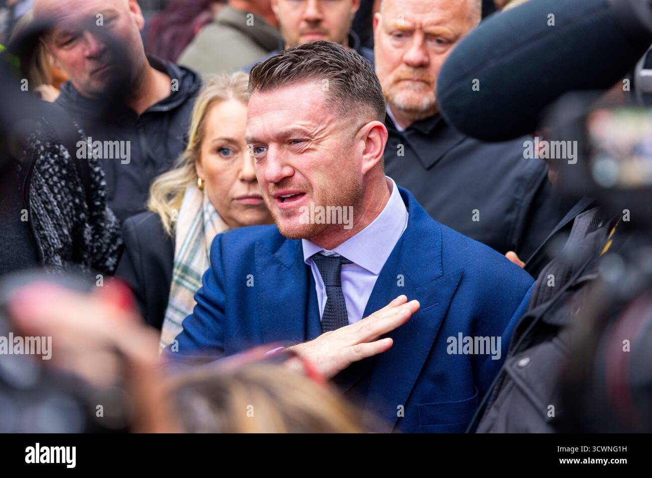 Londra, Regno Unito. 13 ottobre 2025. Stephen Yaxley-Lennon, noto anche come Tommy Robinson, arriva alla Westminster Magistrates Court. Tommy Robinson è stato anche accusato sotto il suo vero nome di Stephen Yaxley-Lennon di essersi rifiutato di fornire il PIN del suo telefono agli agenti che lo avevano fermato e interrogato al confine di Folkestone a luglio. Il presunto reato ai sensi della legge sul terrorismo non è un'accusa di aver pianificato un attacco e riguarda esclusivamente i poteri di polizia per esaminare i telefoni nei porti nell'ambito delle indagini. Crediti: Mark Thomas/Alamy Live News Foto Stock