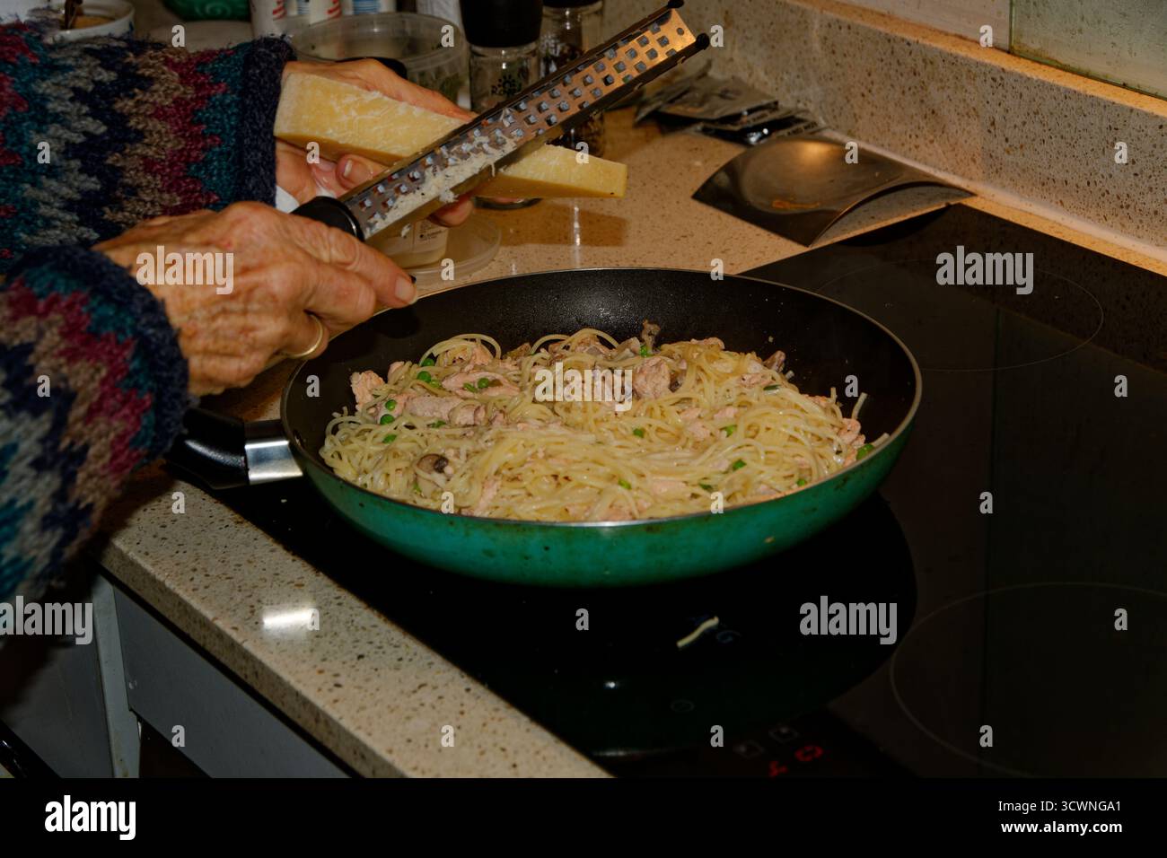 Pasta al salmone e ai funghi con parmigiano fresco grattugiato sulla pasta prima di essere servito. Foto Stock
