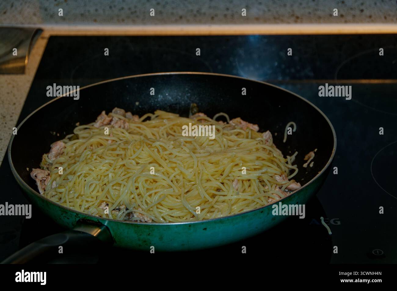 Pasta al salmone e ai funghi con pasta aggiunta e non ancora mescolata. Foto Stock