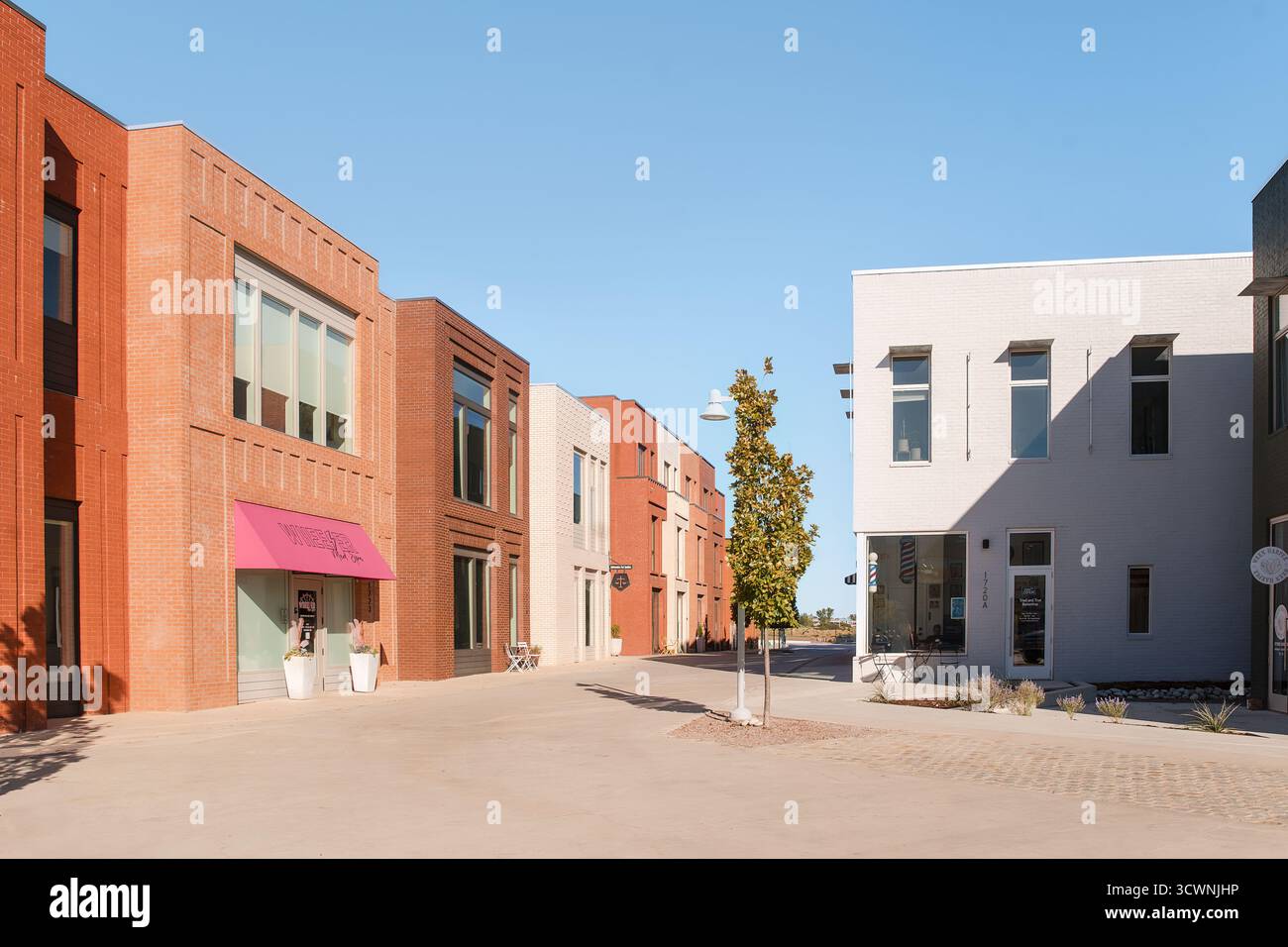 Moderna via dello shopping con edifici in mattoni e boutique. Foto Stock