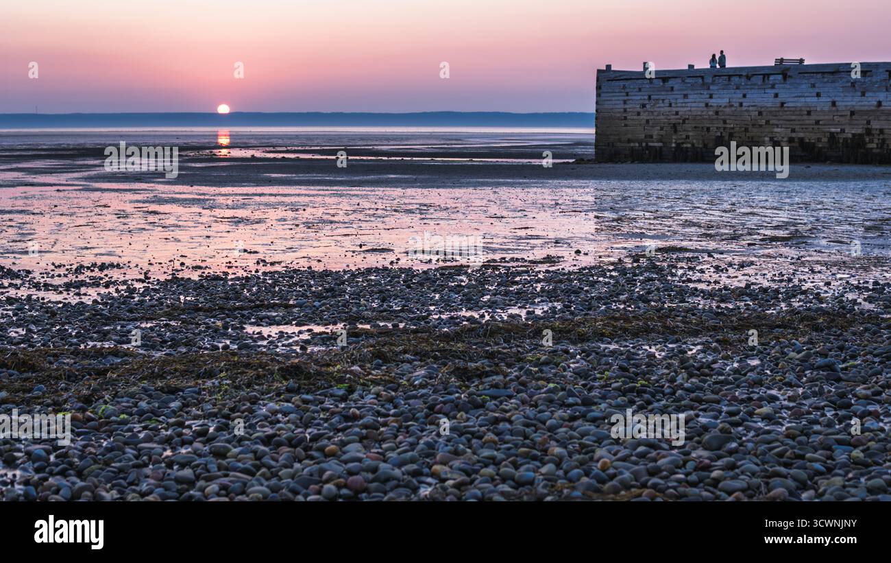 Bay of Fundy Low Tide Sunset con due persone Foto Stock
