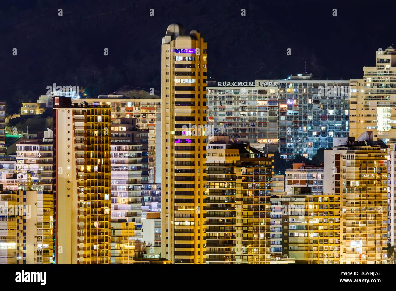 Il "Playmon Park" e gli edifici più alti di Benidorm Foto Stock