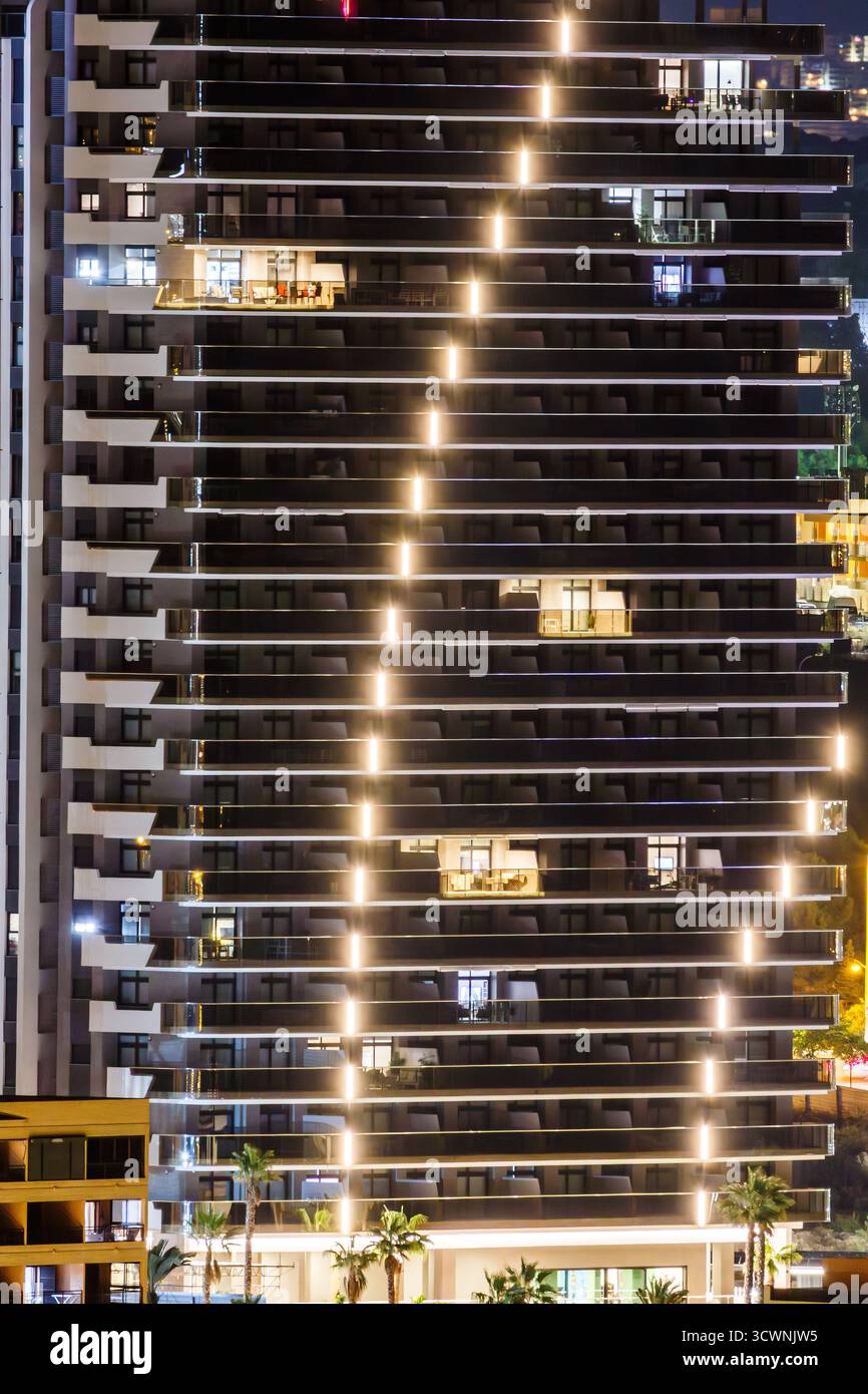 Scintillanti balconi di un alto edificio di Benidorm Foto Stock