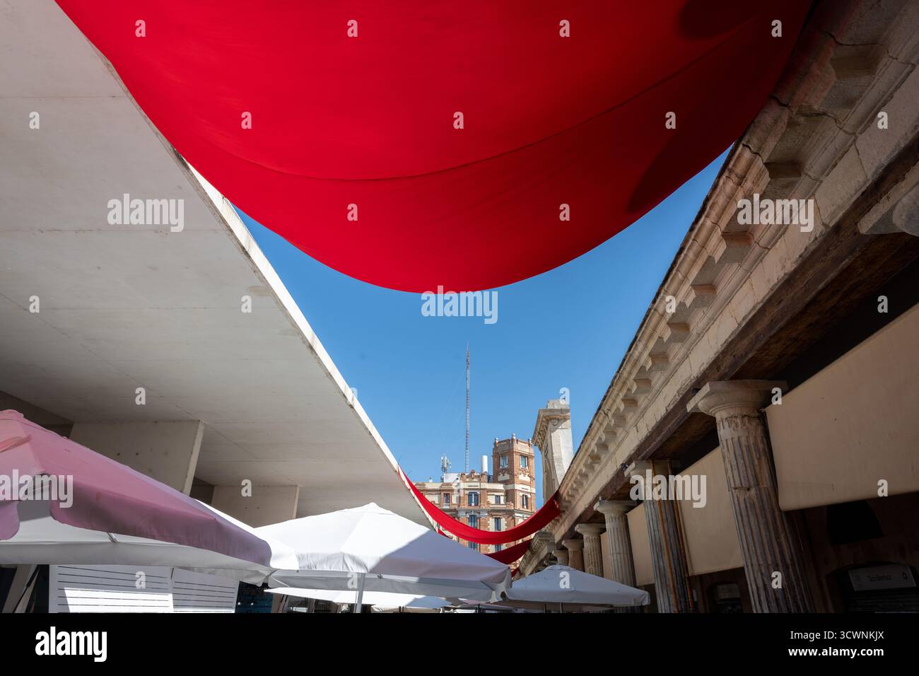 Fotografia del mercato coperto a Cadice, Andalusia, Spagna. Bancarelle di frutta, pesce fresco e prodotti locali creano un'atmosfera vivace. sce autentico Foto Stock