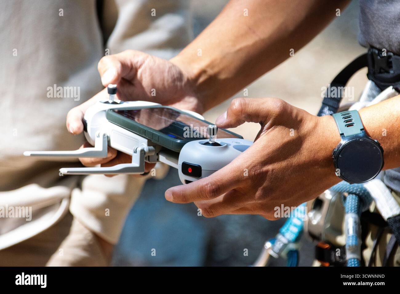 Azionamento manuale del controller drone all'aperto Foto Stock