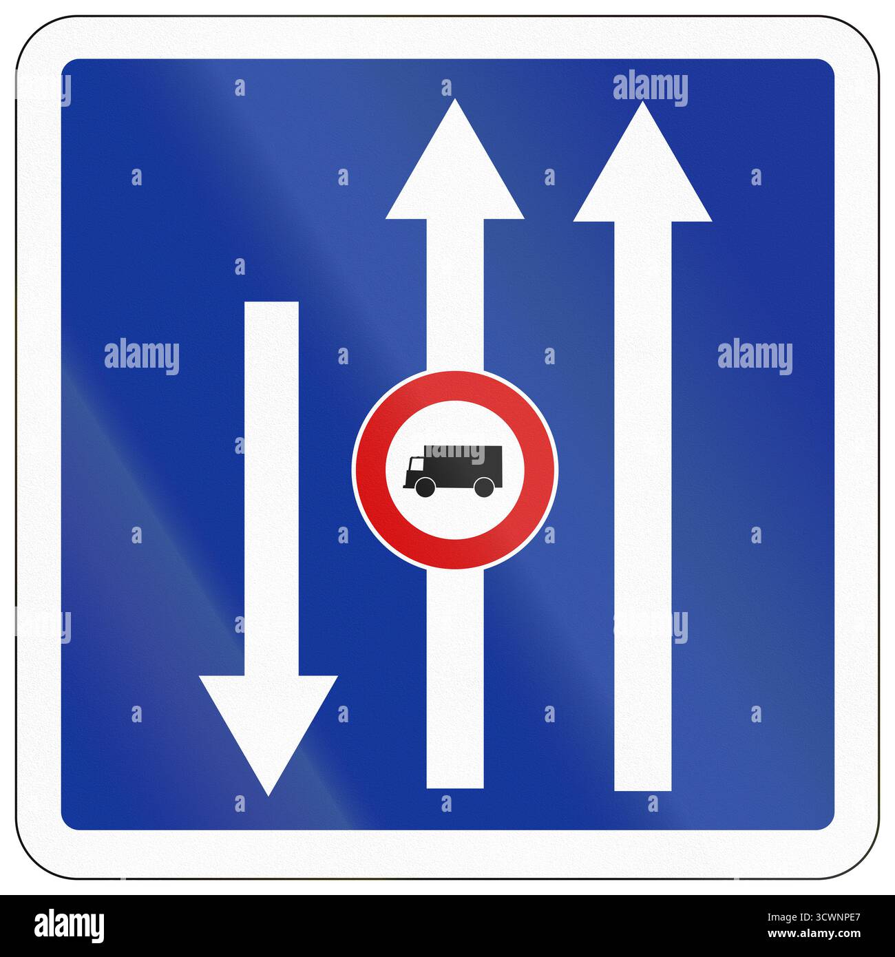 La segnaletica stradale utilizzata in Francia - corsia intermedia non deve essere utilizzata dai carrelli. Foto Stock