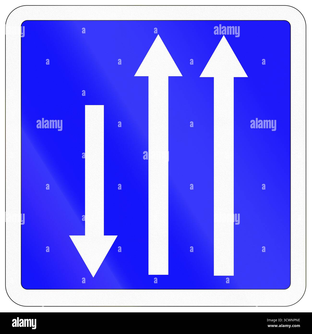 Segnale stradale utilizzato in Francia - solo una corsia in avvicinamento. Foto Stock