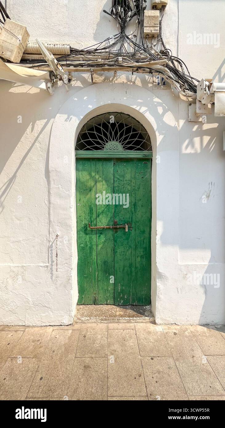 Dettaglio di una porta in stile architettonico modernista spagnolo nel centro storico di Ibiza. Foto Stock