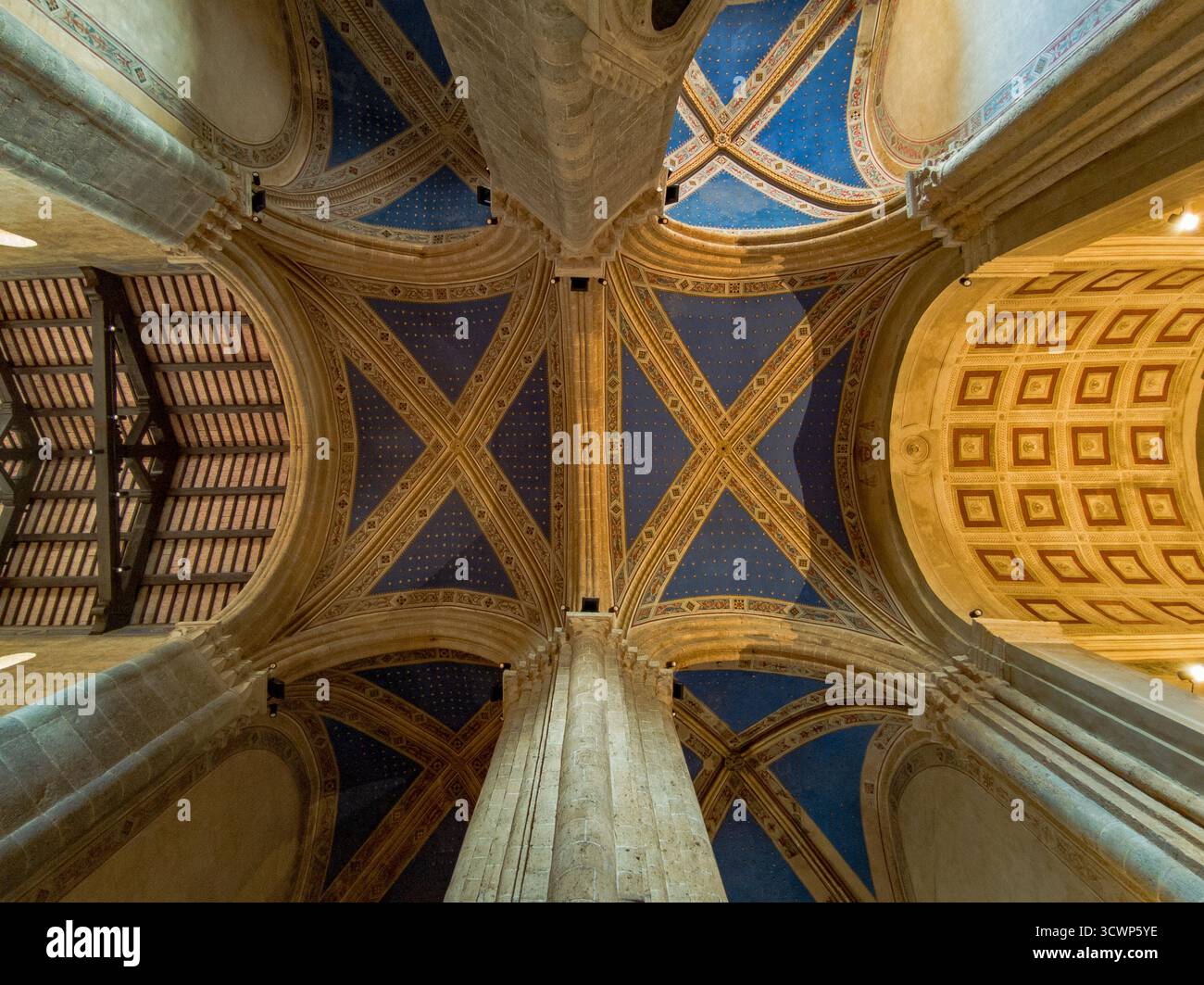 Il soffitto a volta del Duomo di Orvieto è impreziosito da costole dipinte e motivi celesti. Capolavoro dell'architettura gotica, la sua navata si innalza di sacro Foto Stock